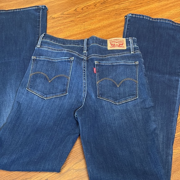 Like New💫Levi Flare Jeans - Picture 3 of 3